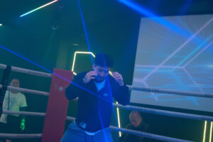 トレーナーがリング上でシャドーボクシング