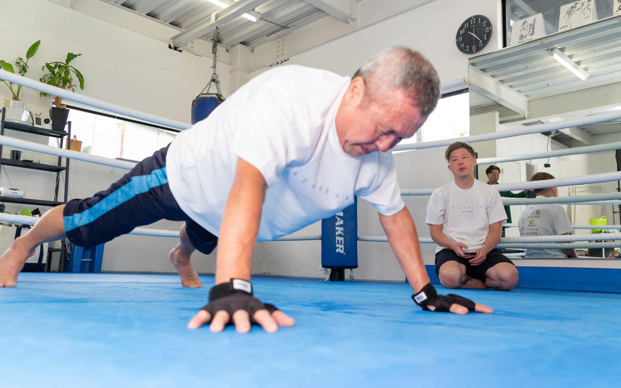SOARBOXINGで体幹・自重トレーニングを行う会員