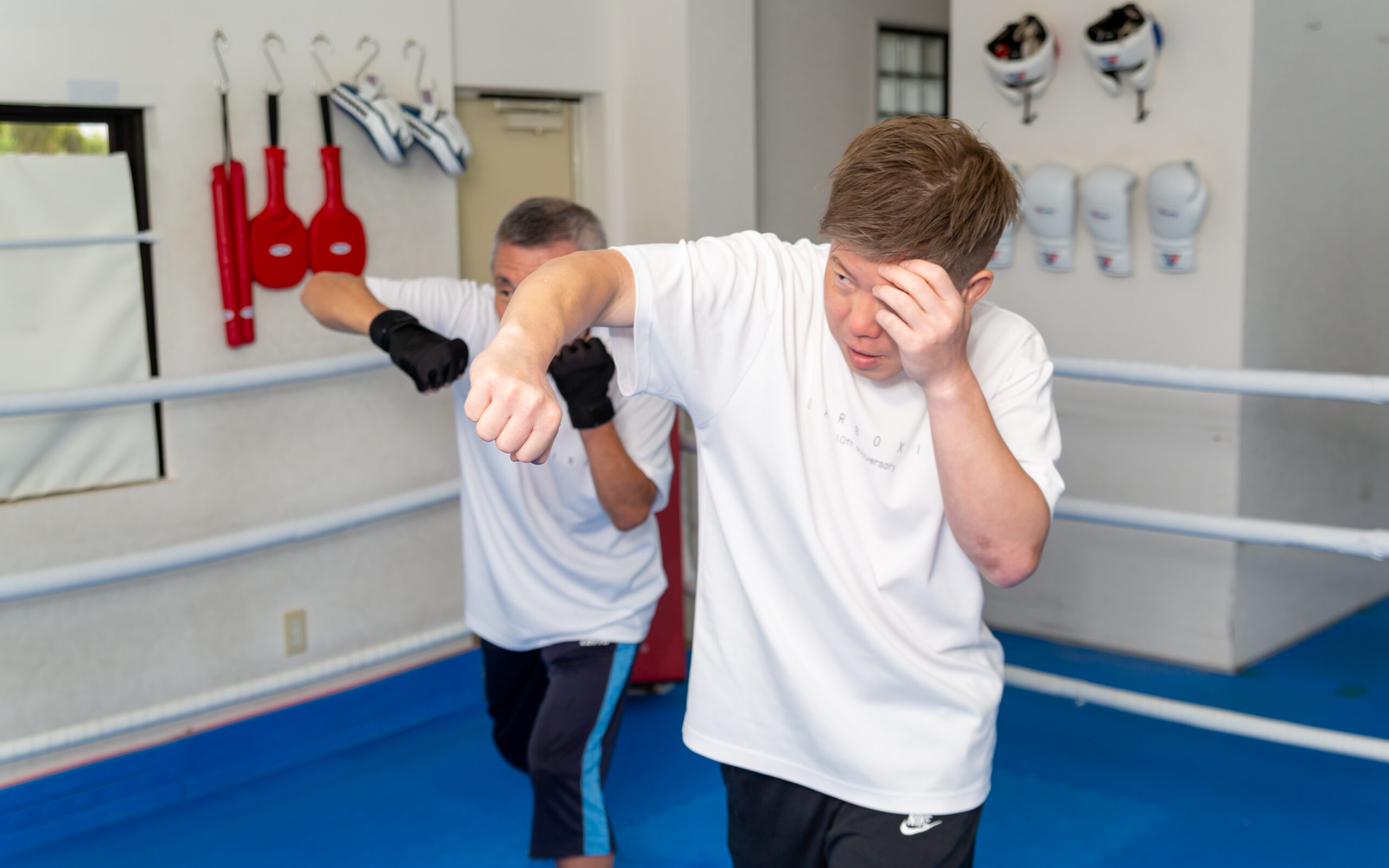 SOARBOXINGでパンチフォームをマンツーマン指導している様子