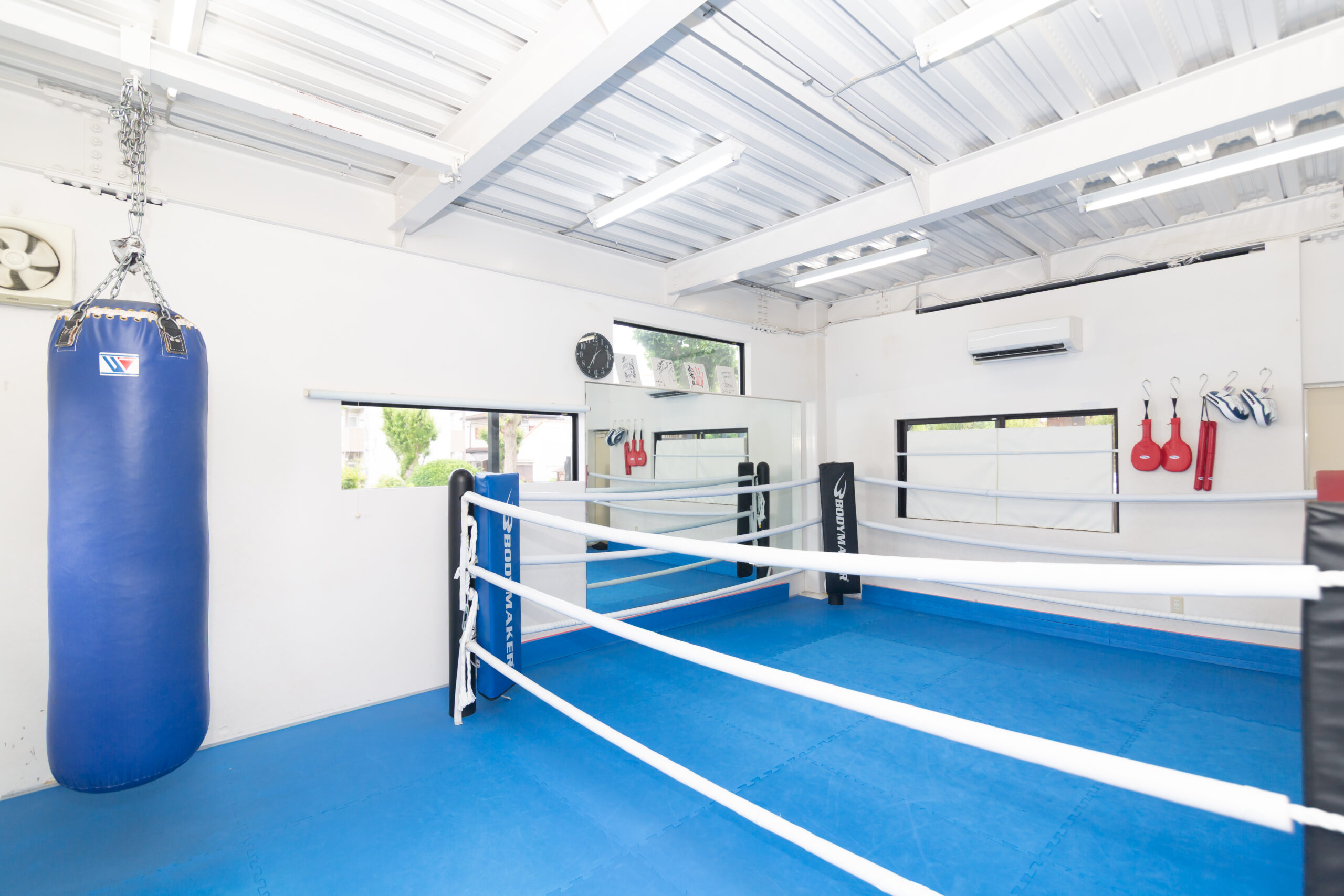 SOARBOXING東大阪ジムのリングとトレーニングスペース