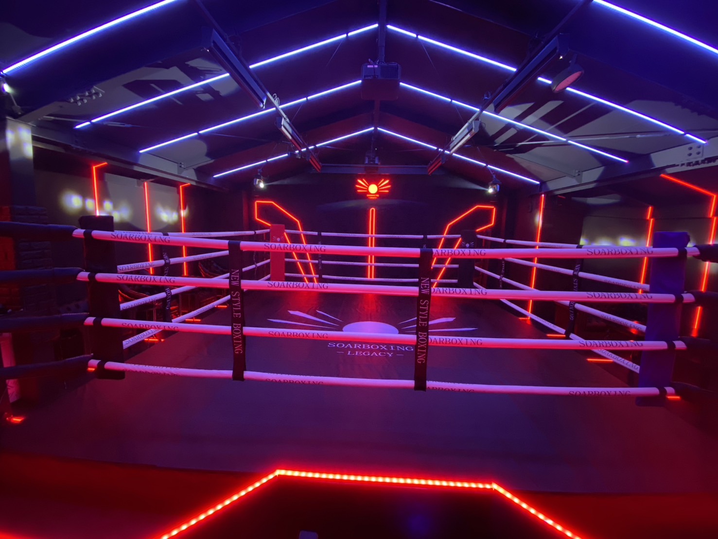 SOARBOXING LEGACYのリングとLED照明を備えたトレーニング空間